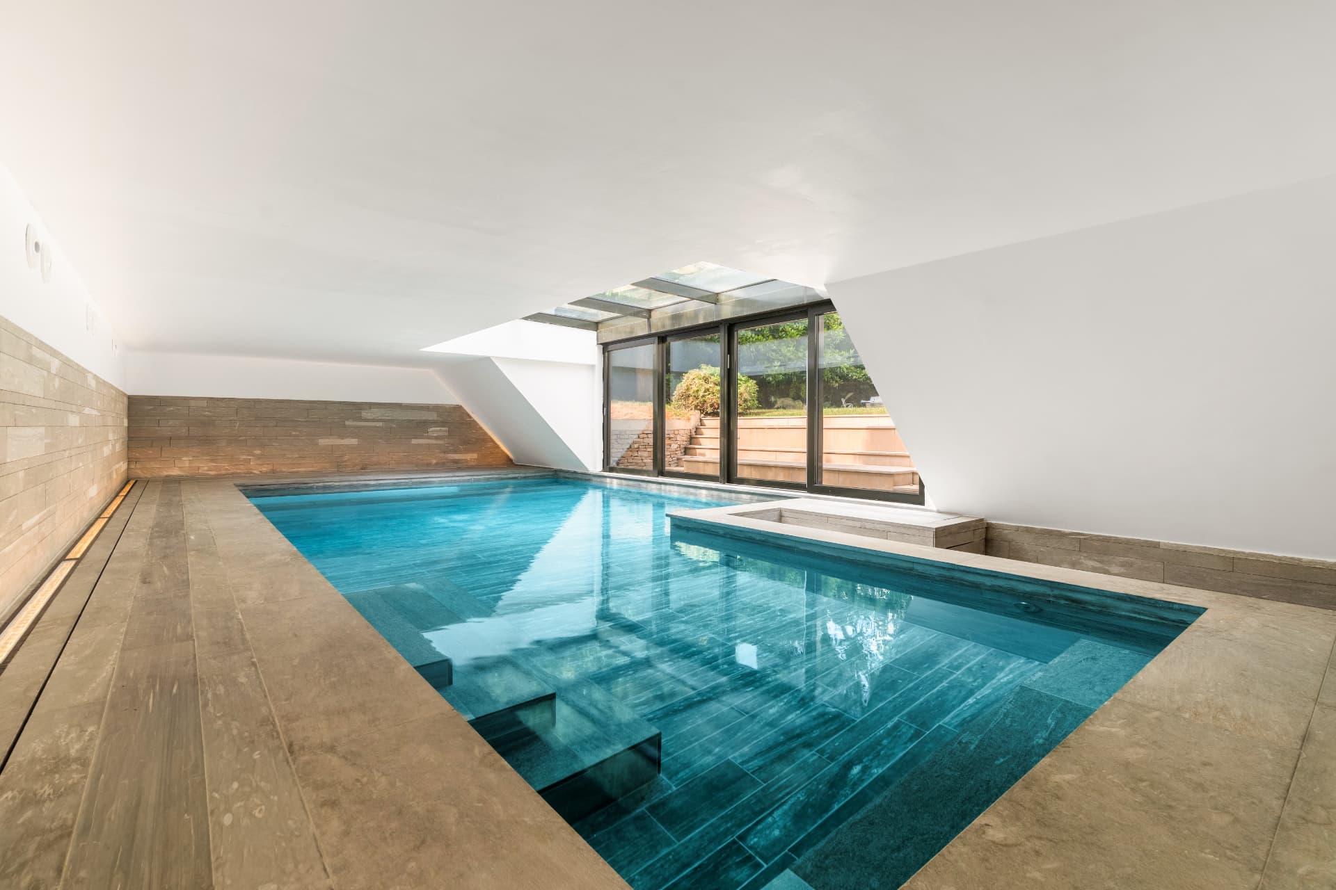 The indoor swimming pool at Villa Windsor