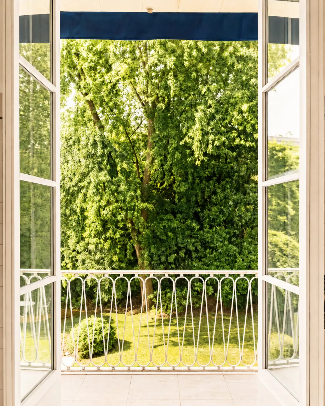The balcony, opening onto the garden